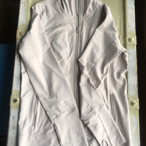 EUC size 8 Lululemon ‘In Stride’ full zip jacket ~ Blush Colour - Picture 4 of 7